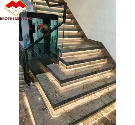 আধুনিক ইউরোপীয় স্টাইলের প্রাকৃতিক পাথরের সিঁড়ি, যার আকার অনুযায়ী কাটা বড় স্ল্যাব পোলিশ টাইলস রয়েছে