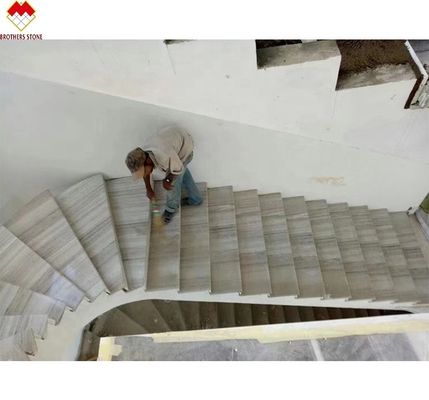 অ্যান্টি-স্লিপ টেপ ডিজাইন সহ অঙ্কন পৃষ্ঠ এবং কাঠের সাদা মার্বেল সোজা সিঁড়ি