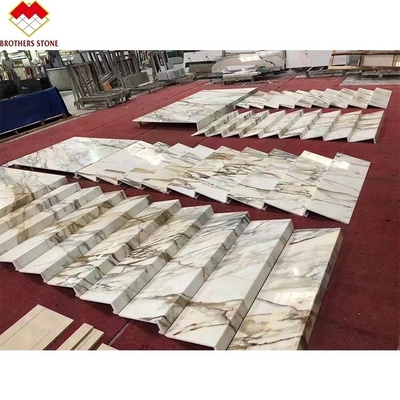 ইতালিতে পোলিশ কালাকাতার সোনার সিঁড়ি আধুনিক বিলাসবহুল পাথরের অভ্যন্তরে মার্বেল সিঁড়ি