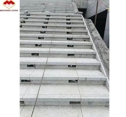 চীনা গ্রানাইট বিলাসবহুল বহিরঙ্গন সাদা গ্রানাইট মাপ কাটা ফ্ল্যাশ স্ল্যাবস মেঝে সিঁড়ি জন্য